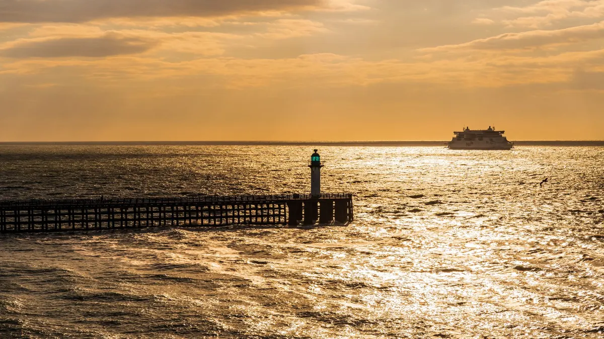 Ferry vs Eurotunnel: Which Is Better for Crossing the English Channel?